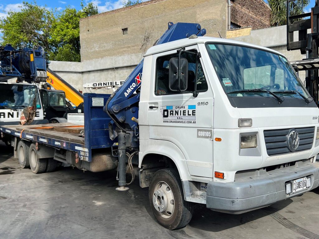 camion-VW-9150-con-Hidrogrúa-de-17-tonelámetros--alquiler-de-equipos-de-transporte-000