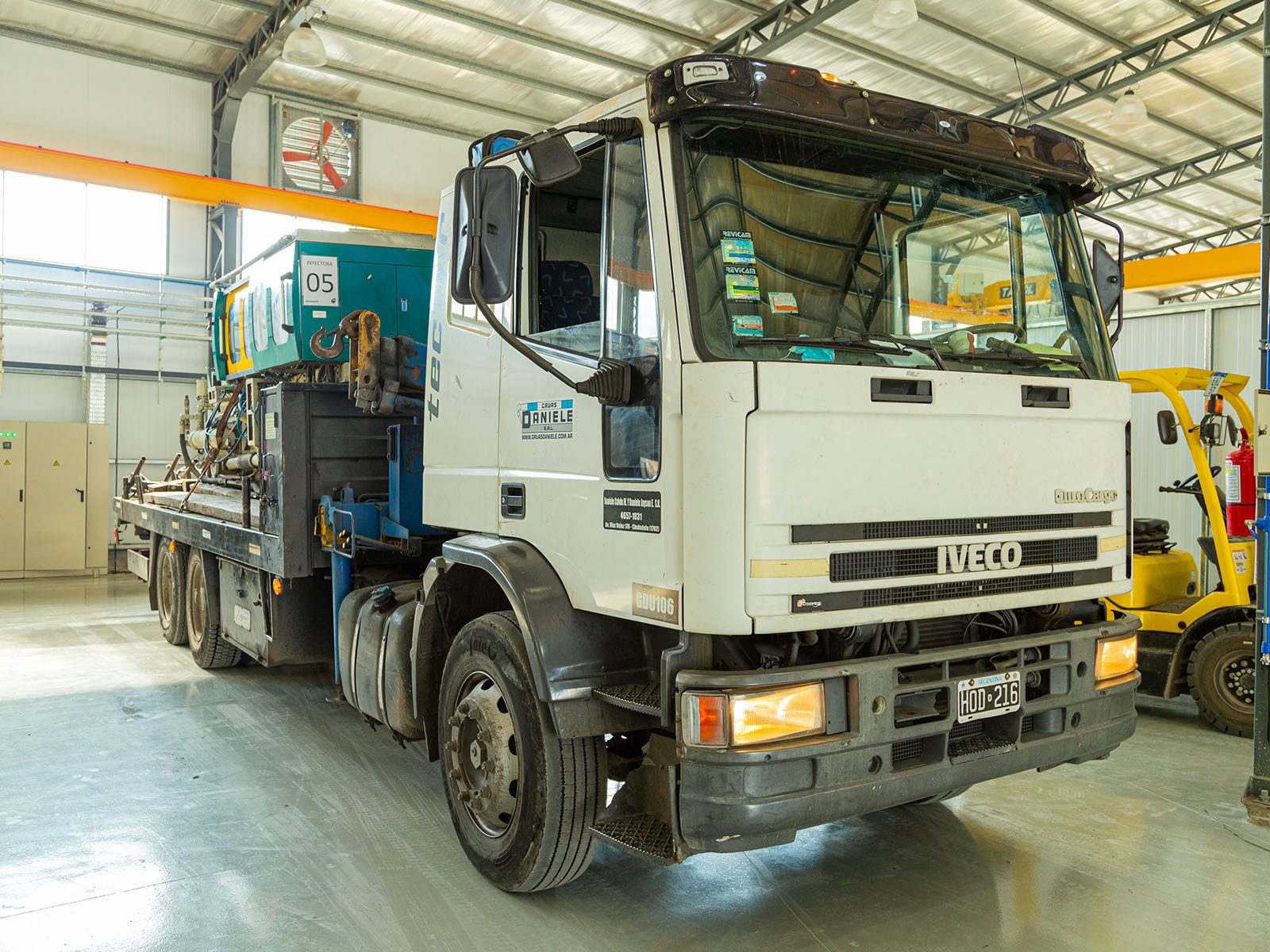 camion-iveco-170-e25-con-Hidrogrúa-de-25-tonelámetros--alquiler-de-equipos-de-transporte-000